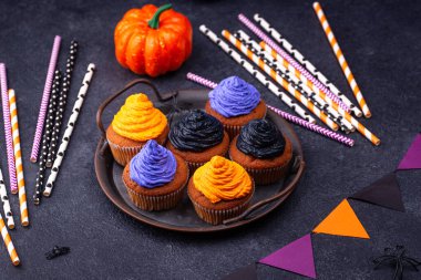 Renkli kremalı Cadılar Bayramı kekleri