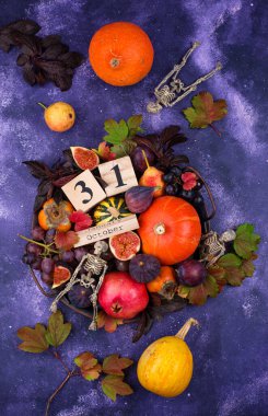 Sonbahar meyveli Cadılar Bayramı kompozisyonu