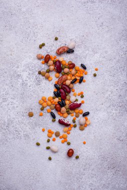 Çeşitli baklagiller. Mercimek, fasulye, bezelye, nohut