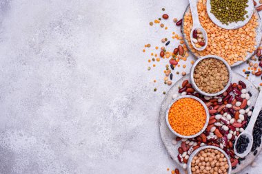 Çeşitli baklagiller. Mercimek, fasulye, bezelye, nohut