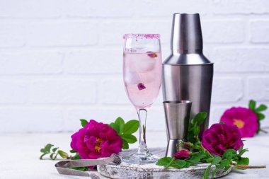 Şampanya ve gül şurubuyla pembe kokteyl.