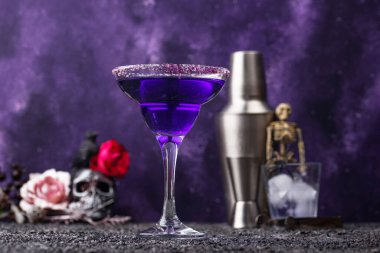 Cadılar Bayramı mor lavantalı Margarita kokteyli.