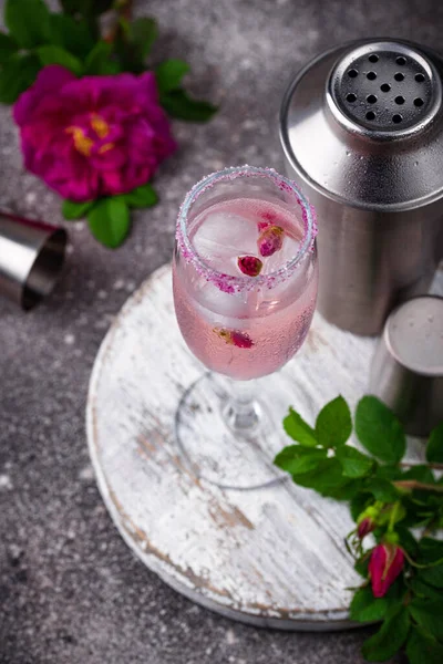 Rosa Cocktail mit Champagner und Rosensirup — Stockfoto