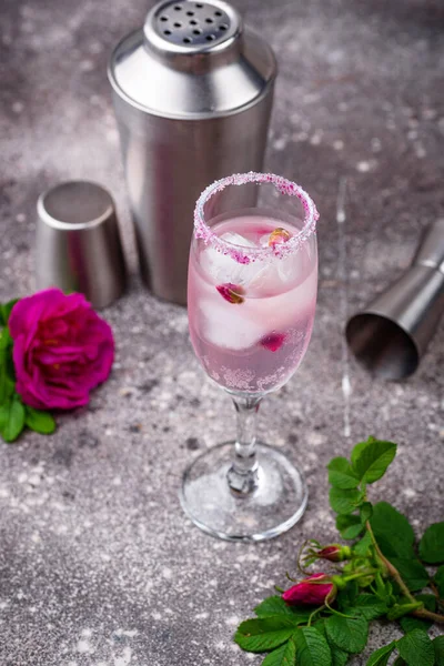 Rosa Cocktail mit Champagner und Rosensirup — Stockfoto