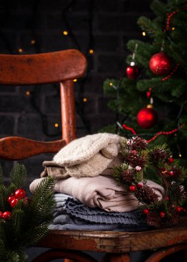 Kırsal sandalye ve örgü giysiler.