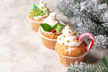 Farklı süslemeleri olan Noel kutlaması keki.