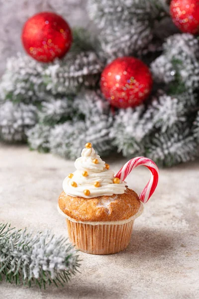 Cupcake festivo de Natal com cana de doces — Fotografia de Stock
