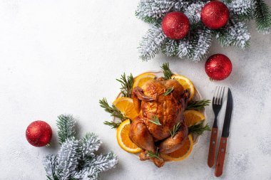 Tatil için fırında hindi veya tavuk.