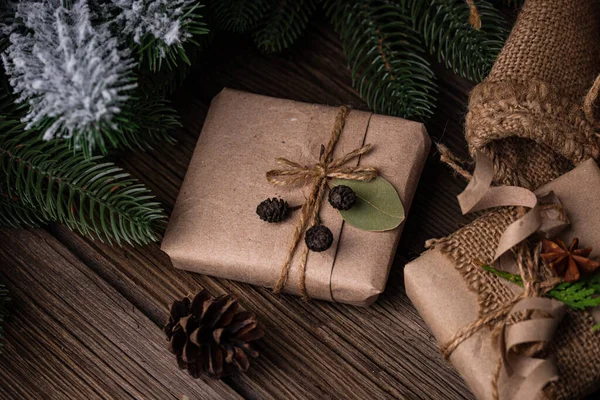 Caixas de presente de Natal em papel artesanal — Fotografia de Stock