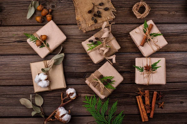 Cajas de regalo de Navidad en papel artesanal — Foto de Stock