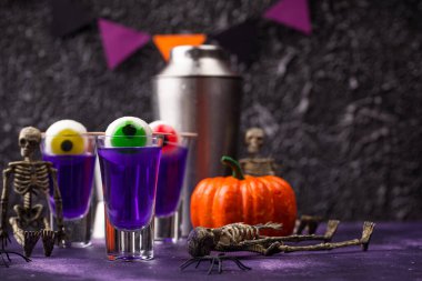 Cadılar Bayramı Mor Kokteyli.