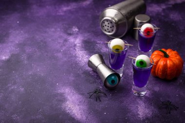 Cadılar Bayramı Mor Kokteyli.