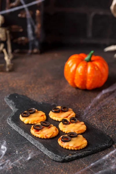 Halloween scary mini mummy pizza — Stock Photo, Image