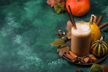 Balkabaklı latte, sıcak sonbahar içeceği.