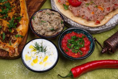 Baba ganoush, tzatziki ve domates ezme