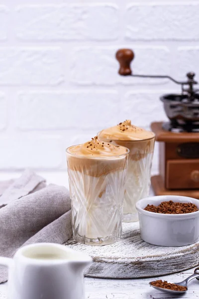 Dalgona café chicoteado com leite — Fotografia de Stock