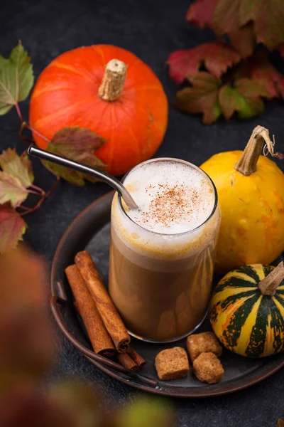 Calabaza con leche, bebida caliente de otoño — Foto de Stock