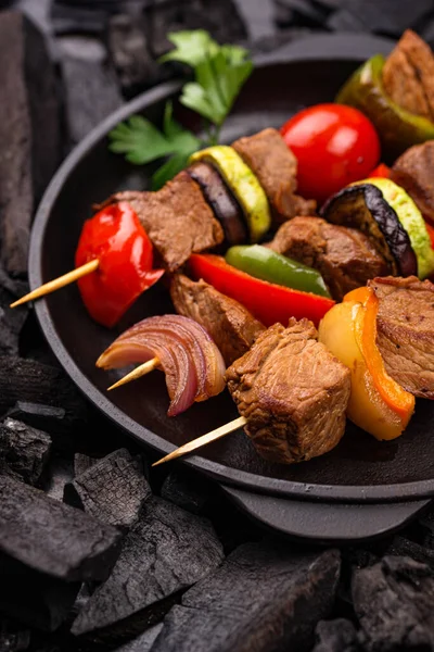 Kebab alla griglia con carne, funghi e verdure — Foto Stock