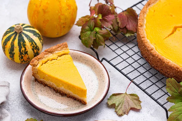 Traditional autumn American pumpkin pie — Stock Photo, Image