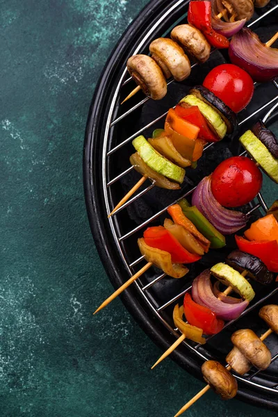 Kebabs grillés à la viande, champignons et légumes — Photo