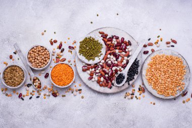 Çeşitli baklagiller. Mercimek, fasulye, bezelye, nohut