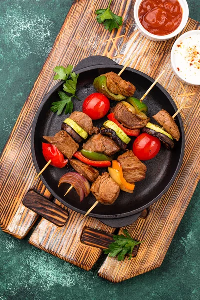 Kebabs grillés à la viande, champignons et légumes — Photo