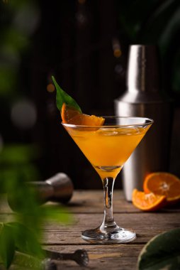 Kırsal tarzda portakallı martini kokteyli.