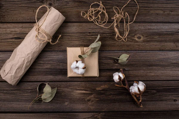 Cajas de regalo de Navidad en papel artesanal — Foto de Stock