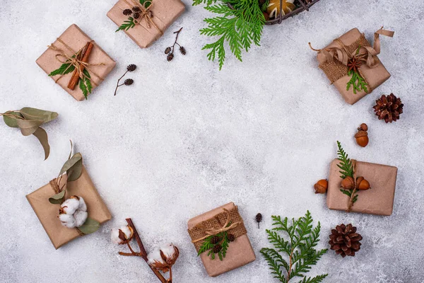 Cajas de regalo de Navidad en papel artesanal — Foto de Stock