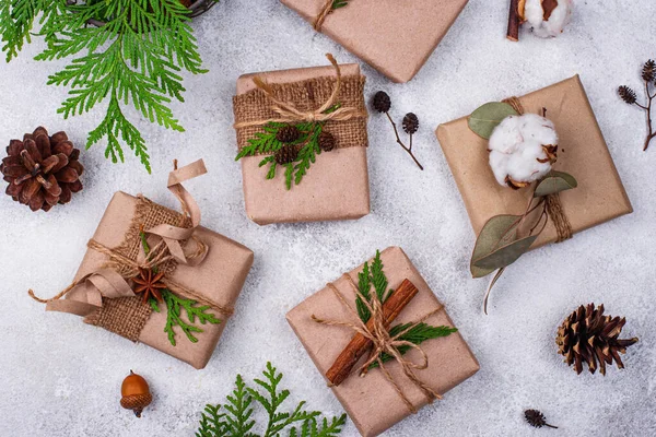 Cajas de regalo de Navidad en papel artesanal — Foto de Stock