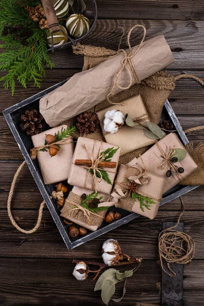 Cajas de regalo de Navidad en papel artesanal — Foto de Stock