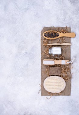 Sıfır atık aksesuar. Sünger taşı, tarak, diş fırçası ve bez.