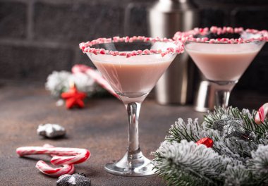 Şeker kamışı kenarlı pembe naneli martini.
