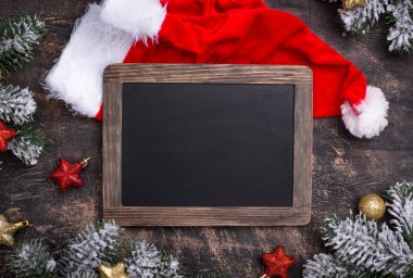 Noel Baba şapkalı koyu renk bir arka plan.