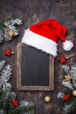 Noel Baba şapkalı koyu renk bir arka plan.