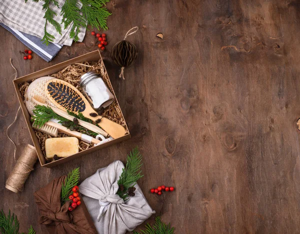 Paquete de cuidado de Navidad con regalo sostenible — Foto de Stock