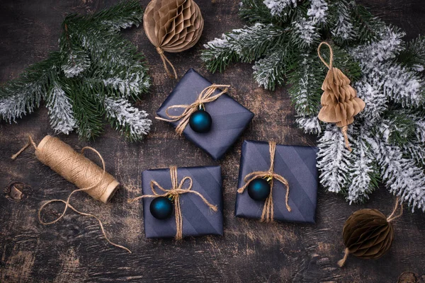 파란 종이에 새겨진 크리스마스 선물 상자 — 스톡 사진