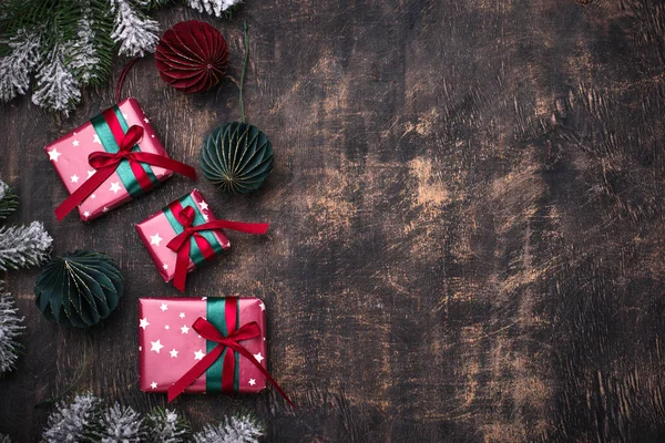 Caixas de presente de Natal em papel vermelho — Fotografia de Stock