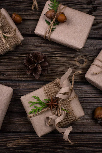 Cajas de regalo de Navidad en papel artesanal — Foto de Stock