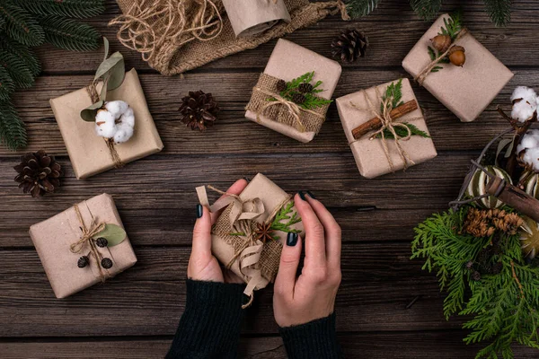 Cajas de regalo de Navidad en papel artesanal — Foto de Stock