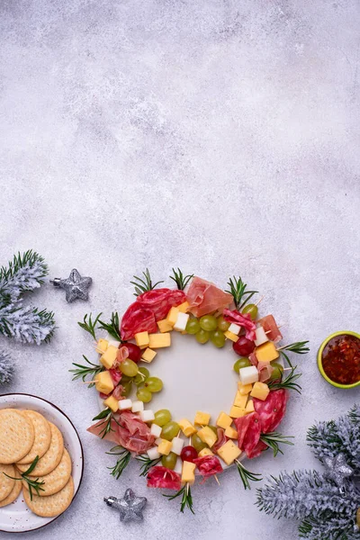 圣诞花环形状的开胃菜 — 图库照片