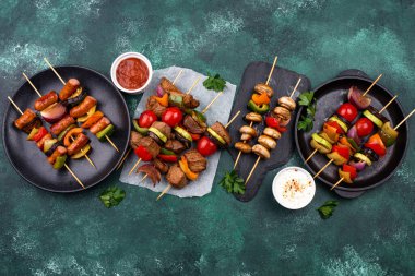 Et, mantar ve sebzeli ızgara kebap.