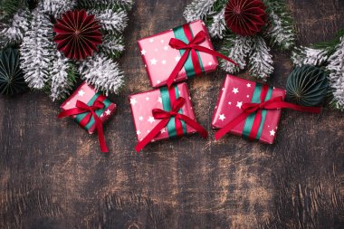 Kırmızı kağıt içinde Noel hediyesi kutuları