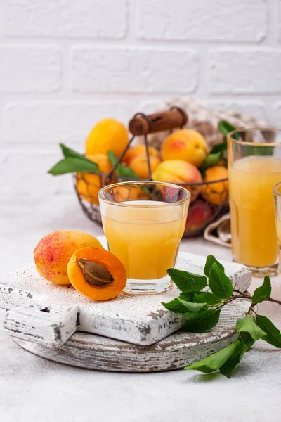 Marillensaft im Glas. Gesundes Getränk — Stockfoto