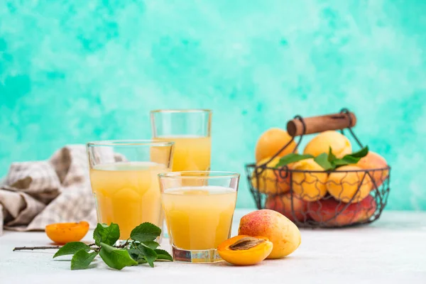 Marillensaft im Glas. Gesundes Getränk — Stockfoto