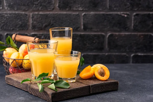 Marillensaft im Glas. Gesundes Getränk — Stockfoto