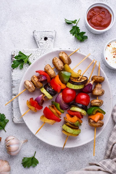 Brochettes végétariennes avec différents légumes grillés. — Photo