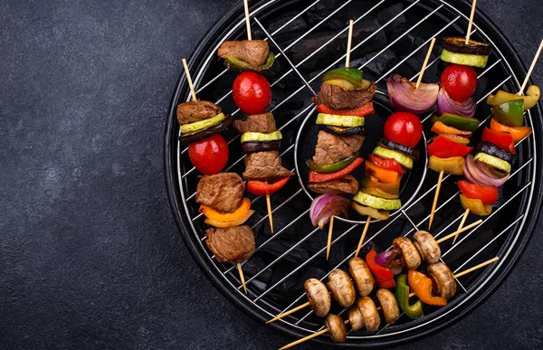 Kebabs grillés à la viande, champignons et légumes — Photo