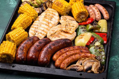 Izgara sosis, et ve sebze..