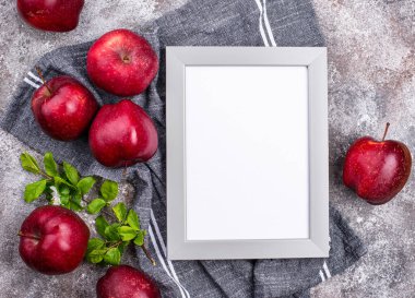 Gri arkaplanda taze kırmızı olgun elmalar